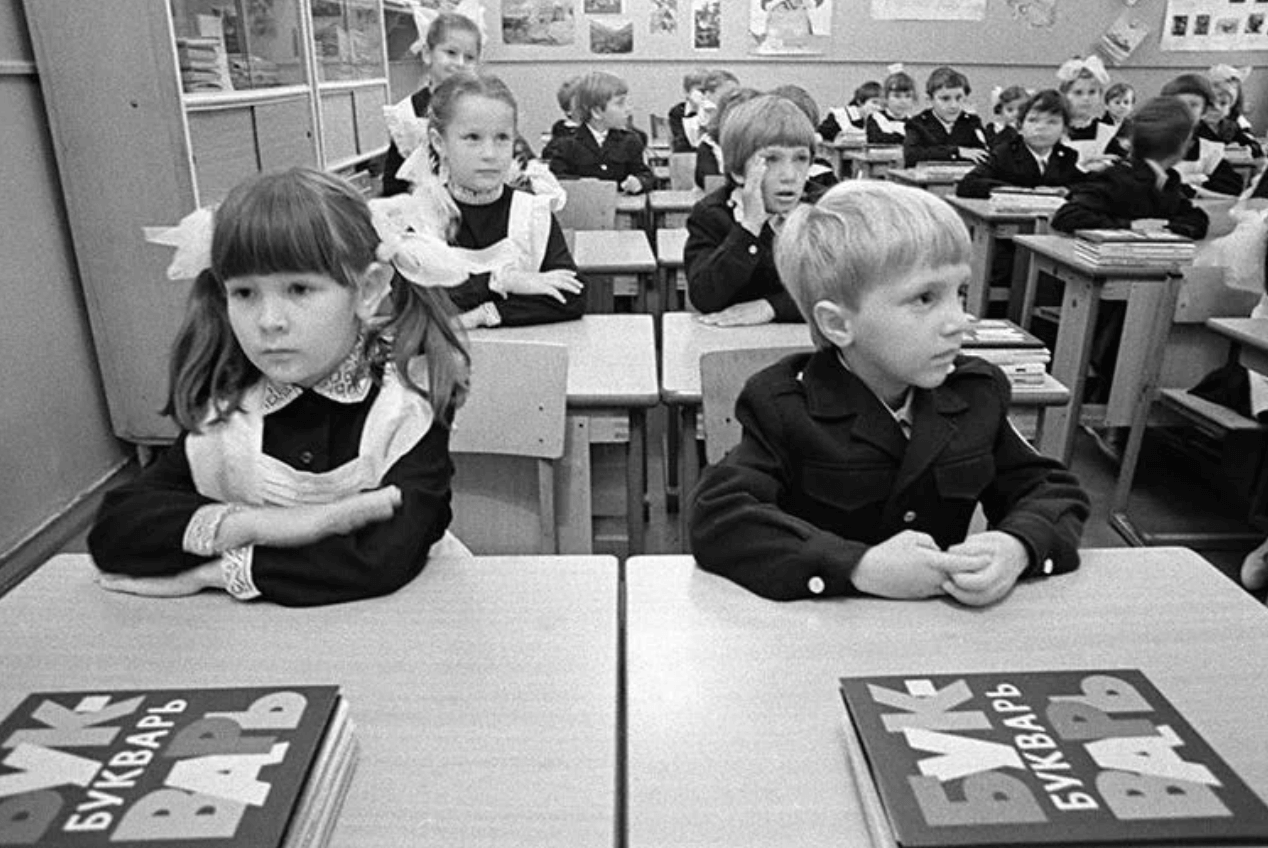 Школу отличала. Советские дети в школе. Советские дети за партой. Советские школьники в классе. Первоклашки СССР.