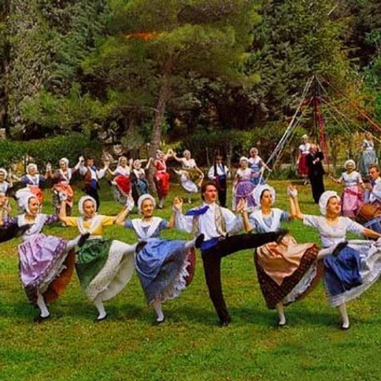 Традиции народов европы 7 класс. Фарандола танец. Фарандола танец эпохи средневековья. Французская Фарандола. Хороводный танец Фарандола.